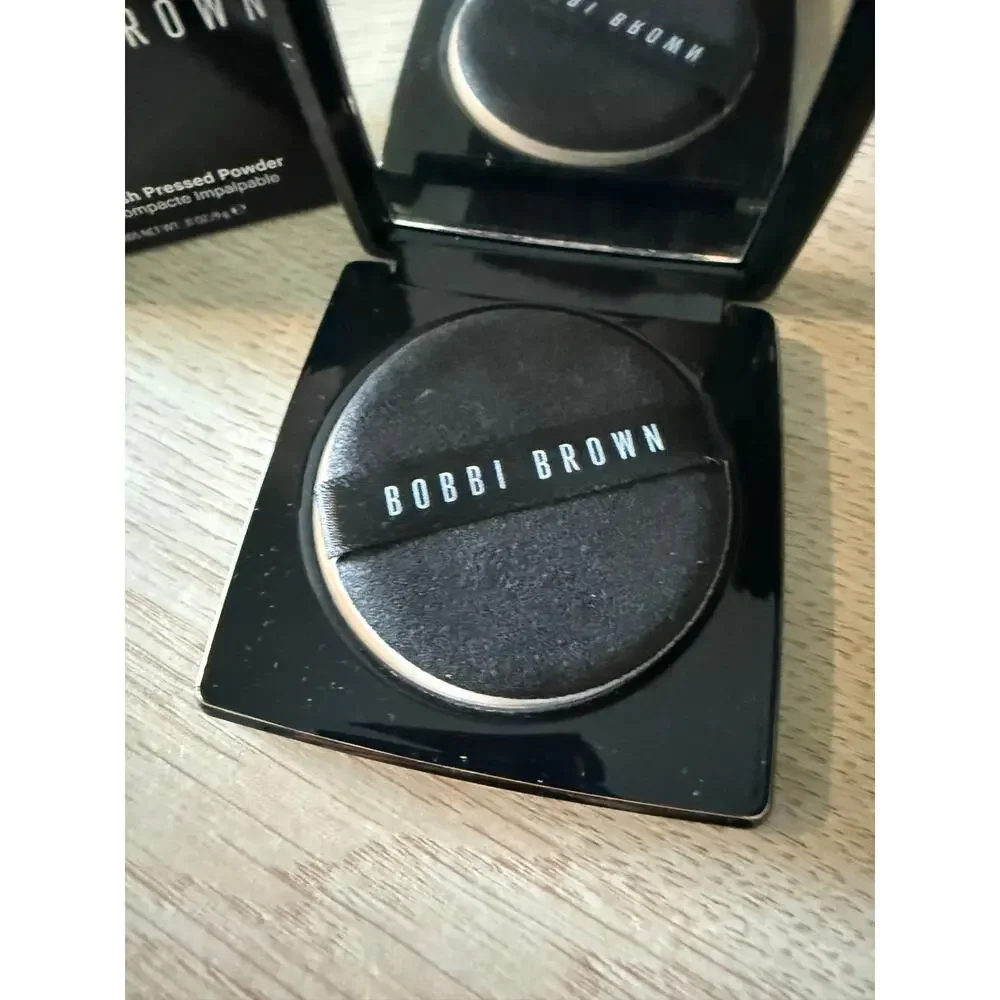 $55 Bobbi Brown Sheer Finish Pressed Powder Soft Porcelain 9g